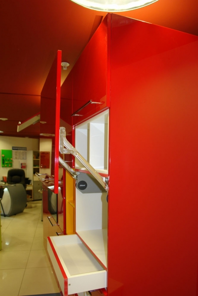 Кухня красная с глянцевыми фасадами